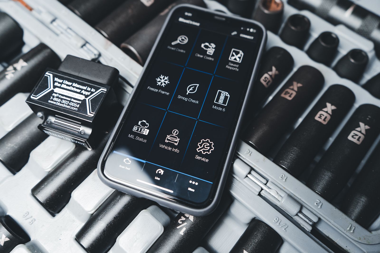 Escáner de diagnóstico OBD2 en uso